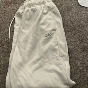 White womens alo sweatpants! So soft and comfortable